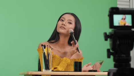 Asiatische-schöne-Frau-leben-Lehre-über-Schönheit-Make-up-online.-Frau-posiert-vor-der-Kamera-im-Studio.-Konzept-von-Schönheit,-Mode-und-Kosmetik.