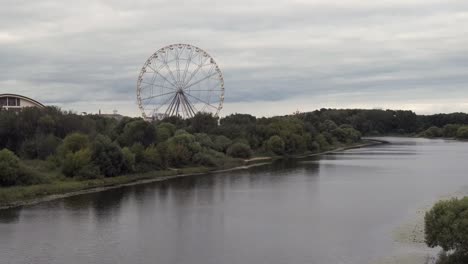 acercarse-a-la-noria-en-el-fondo-del-río