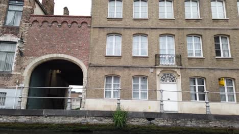 Brujas,-Bélgica---Mayo-2019:-Vista-del-canal-de-agua-en-el-centro-de-la-ciudad.-Paseo-turístico-por-los-canales-de-agua-de-la-ciudad.-Vista-desde-un-barco-turístico.