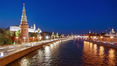 Lapso-nocturno-del-Kremlin-de-Moscú-y-el-río-Moscova-con-cruceros,-Rusia