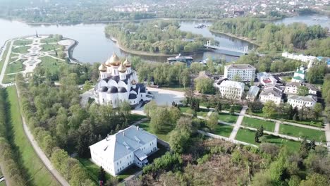 Malerische-Ansicht-von-der-Drohne-der-mittelalterlichen-Yaroslavl-Orthodox-Assumption-Kathedrale