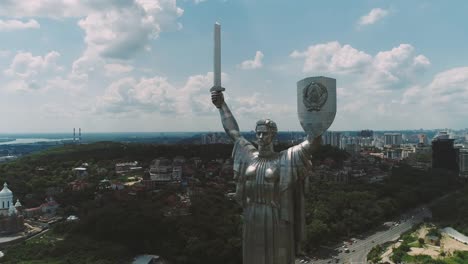 Escultura-de-acero-inoxidable-de-la-Patria-en-la-orilla-del-río-Dnieper,-Kiev,-Ucrania.