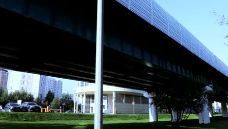 Overground-metro-above-the-park