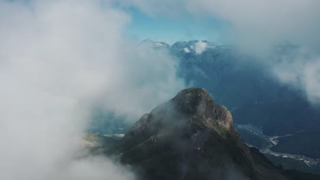 Vista-aérea;-drone-que-se-mueve-sobre-la-cresta-de-Aibga,-Krasnaya-Polyana