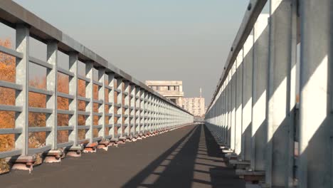 Puente-inacabado-sobre-el-fondo-de-la-silueta-de-la-ciudad.-Autopista-inacabada-lejos-de-la-ciudad