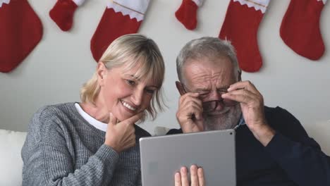 Senior-ältere-kaukasische-alte-Mann-und-Frau-mit-Tablet-und-Online-Internet-spielen-zusammen