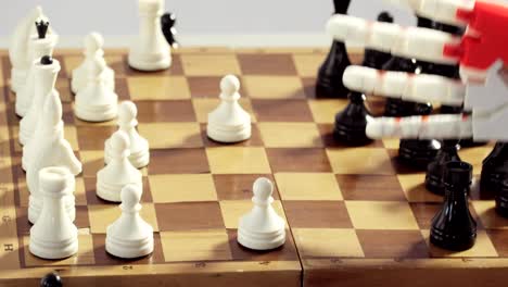 Intelligente-Roboter-Handprothese.-Roboterhand-spielt-Schach-mit-menschlicher-Hand