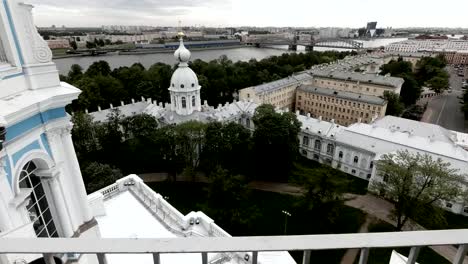 Blick-auf-die-Brücke-und-die-Stadt-St.-Petersburg-von-der-Kolonnade-der-Smolny-Kathedrale