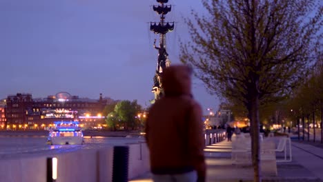 Das-Zentrum-von-Moskau,-die-Böschung-des-Moskauer-Flusses-in-der-Nacht