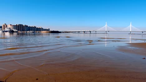 Gran-puente-atirantado-contra-el-cielo-azul-en-los-rayos-del-cálido-sol-de-la-mañana