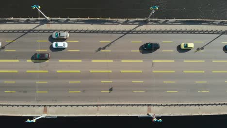 Brücke-über-Wasser-mit-fahrenden-Autos,-Ansicht-von-oben-nach-unten