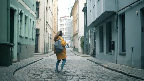 Fröhliche-touristisch-wanderungen-in-Riga-während-sightseeing.