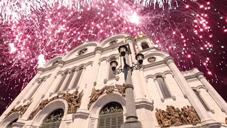 Fuegos-artificiales-sobre-la-Catedral-de-Cristo-Salvador,-Moscú,-Rusia.