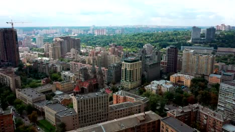 Beautiful-footage-of-Kiev,-city-center-church-and-architecture