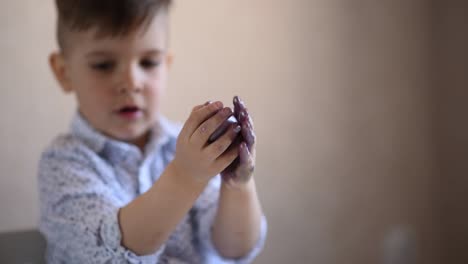 Un-niño-pequeño-está-jugando-con-un-huevo-de-Pascua-pintado.