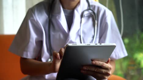 Hand-doctor-using-digital-tablet-for-online-treatment