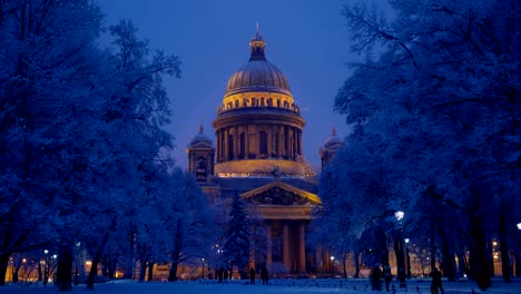 Touristen-bei-Nacht-Winter-Park-gegen-berühmte-Isaakskathedrale