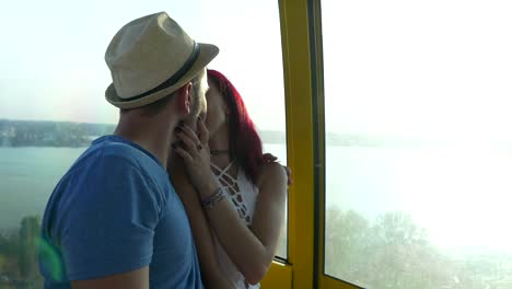 Schöne-Frau-küssen-ihr-Freund-in-der-Seilbahn-am-Meer