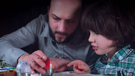 4K-Family-Shot-Of-Child-With-Dad-Painting-Easter-Eggs