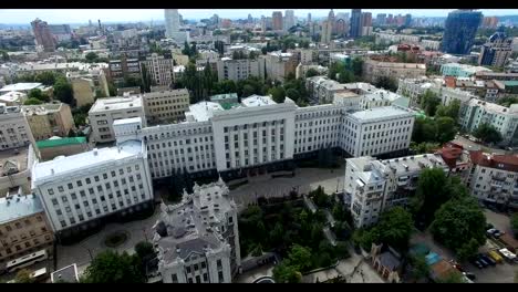 Administración-de-la-Presidente-y-casa-con-vistas-de-quimeras-de-Kiev-en-Ucrania