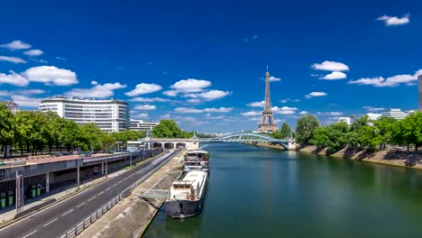 Eiffel-Turm-auf-dem-Fluss-Seine-Timelapse-Hyperlapse-von-Brücke-in-Paris,-Frankreich