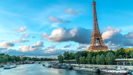 Eiffelturm-mit-Booten-in-Abend-Zeitraffer-Paris,-Frankreich