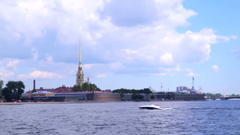 Peter-y-Paul-Fortress-contra-el-cielo-con-nubes