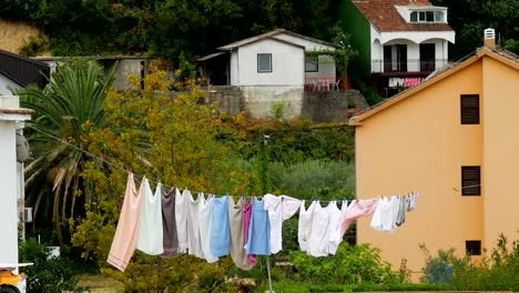 verschiedene-farbige-Wäsche-trocknen-draußen-auf-dem-Dach-in-Montenegro