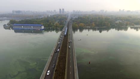 Zug-in-Bewegung-an-der-U-Bahn-Brücke-über-den-Dnjepr-in-Kiew.-Ukraine