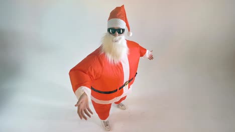 Santa-in-Sonnenbrille-macht-verlockende-Gesten.-Einladung-Konzept.