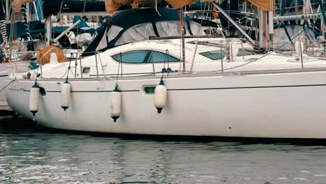 Weiße-schöne-neue-Segelboote-und-Yachten-vor-Anker-im-Hafen