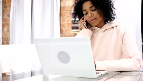 Mujer-afroamericana-hablando-por-teléfono,-asistir-a-la-llamada-de-teléfono