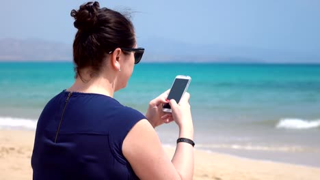 Video-de-mujer-comprobar-sus-e-mails-en-el-teléfono-móvil-en-las-vacaciones-en-4k