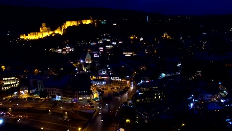 Faszinierende-beleuchtete-Stadtzentrum,-helle-Straßen,-hoher-Energieverbrauch