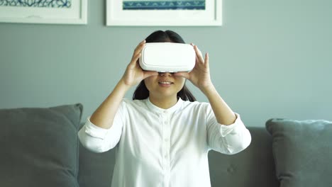 Asiatische-Frau-mit-virtual-Reality-Kopfhörer