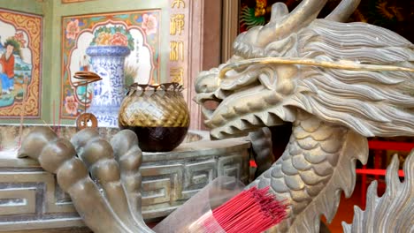 Ursprüngliche-Kerze-im-chinesischen-Stil.-Bronzestatue-von-einem-Drachen-und-einer-brennenden-Kerze-in-der-Nähe