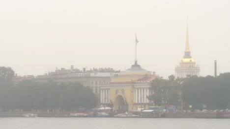 NIEBLA:-Edificio-del-Almirantazgo-y-el-río-Neva-en-mañana-brumosa---St.-Petersburg,-Rusia