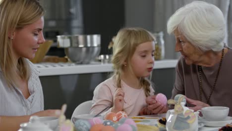 Liebevolle-Mutter,-Oma-und-Töchterchen-feiern-Ostern