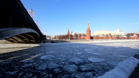 Blick-auf-den-Fluss-Moskwa-und-den-Kreml-(Wintertag),-Moskau,-Russland