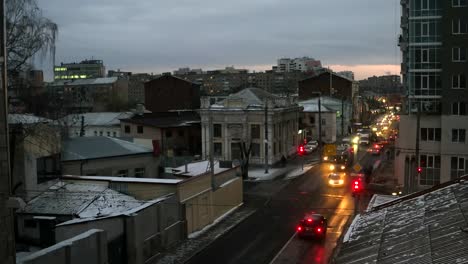 Coches-que-se-mueven-en-Kharkiv,-tarde-noche,-timelapse