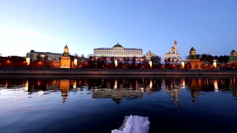 Vista-del-río-Moskva-y-el-Kremlin-(de-noche),-Moscú,-Rusia---la-vista-más-popular-de-Moscú