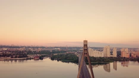 Video-Brücke-bei-Sonnenuntergang-in-Kiew-Ukraine