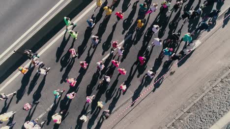 Fooage-aérea-drone-de-4K.-Maratón-de-correr-en-la-calle.-Vista-superior-cerrar-rotar-cámara