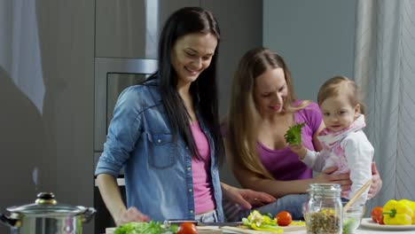 Feliz-pareja-mujer-con-niños-llenando-documentos