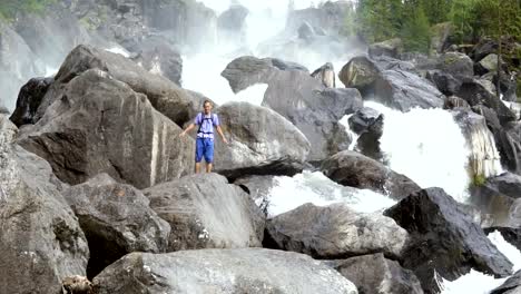 Die-Reisenden-kriecht-entlang-der-plätschernden-Wasserfall.