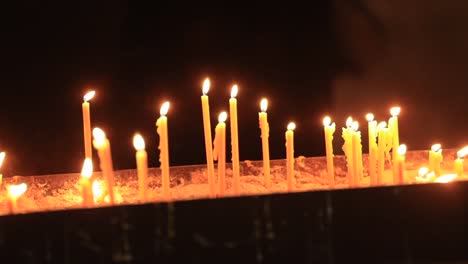 Velas-encendidas-dentro-de-la-iglesia-de-la-catedral-para-la-oración