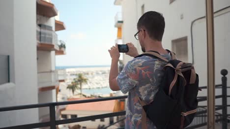 Kerl-ist-der-Ausblick-vom-Balkon-mit-Handy-Kamera-fotografieren