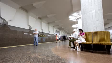 Un-tren-subterráneo-saliendo-de-la-estación-de-metro-de-Oleksievska-en-Oleksievska-línea-de-Kharkiv-metro-timelapse-hyperlapse