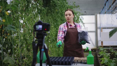 La-bloguera-femenina-está-grabando-video-sobre-jardinería-para-su-vlog