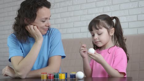 A-child-paints-eggs.